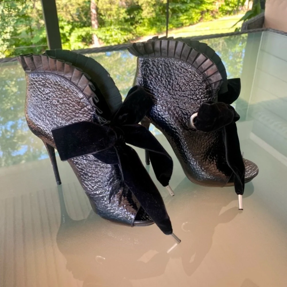 ♥️Alexander McQueen♥️ Black Textured Leather and Scalloped Leather trim Hi-Heels - Picture 10 of 13